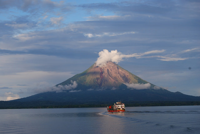 O vulcão de Concepción, um dos que adornam a ilha de Ometepe, situada dentro do lago de Cocibolca, no porto de San Jorge, departamento de Rivas, ocidente da Nicarágua. Foto: Karin Paladino/IPS 