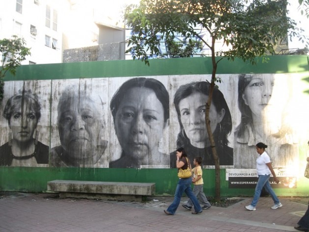 Mães de assassinados pela violência de rua na Venezuela pedem uma reflexão nos muros de Caracas. Foto: Fidel Márquez/IPS