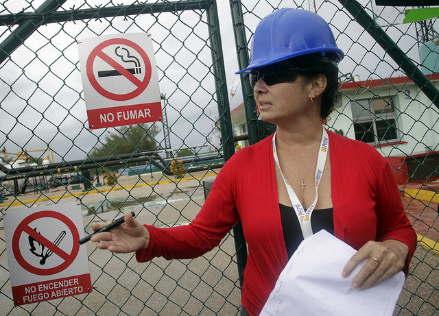 Maria Yodalis Hernández, chefe de negócios da estatal Empresa de Perfuração e Extração de Petróleo do Centro, no Centro Coletor 10, em Cárdenas, na província cubana de Matanzas. Foto: Jorge Luis Baños/IPS