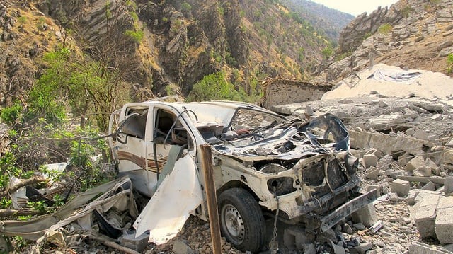 Alguns restos do bombardeio contra Zergely, uma das aldeias curdas das imponentes montanhas de Qandil, realizado pela aviação turca em agosto deste ano. Foto: Karlos Zurutuza/IPS