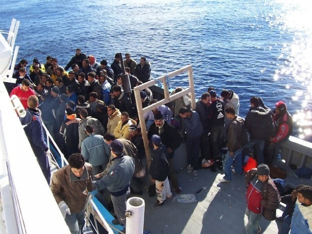 Imigrantes do norte da África perto da ilha italiana da Sicilia. Foto: Vito Manzari, de Martina Franca (TA), Itália/Immigrati Lampedusa/cc-by-2.0