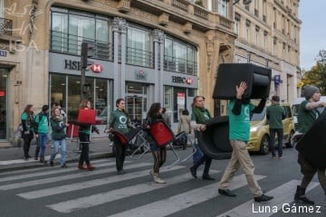 Jovens ativistas da ONG Amigos da Terra confiscam cadeiras dos bancos envolvidos na evasão fiscal em Paris.