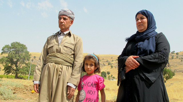 Maryam e Dalyan Hussein, viúva e cunhado de um dos quatro mortos na aldeia curda de Zerbely, durante ataque da aviação turca, afirmam que os bombardeios sobre as populações das montanhas de Qandil são constantes. Foto: Karlos Zurutuza/IPS