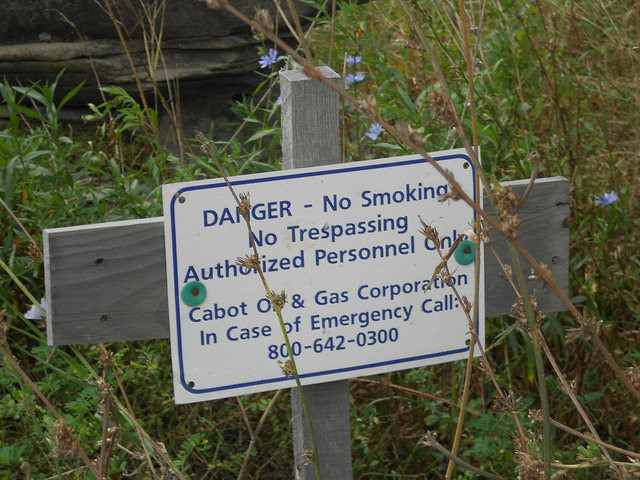 Uma advertência sobre o perigo das emissões de metano em um dos poços de gás de xisto, na localidade de Dimock, Estado da Pensilvânia, nos Estados Unidos. Foto: Emilio Godoy/IPS