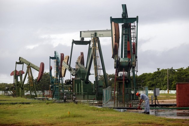 Maquinário para extração de petróleo no Centro Coletor 10, no município de Cárdenas, na província cubana de Matanzas. A instalação pertence à estatal Empresa de Perfuração e Extração de Petróleo do Centro. Foto: Jorge Luis Baños/IPS