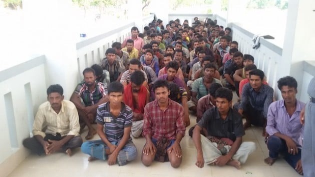 Homens abandonados por traficantes de pessoas em alto mar foram resgatados pela Guarda Fronteiriça de Bangladesh e se reuniram com suas famílias em Teknaf, um povoado do distrito de Cox’s Bazar. Foto: Abdur Rahman/IPS