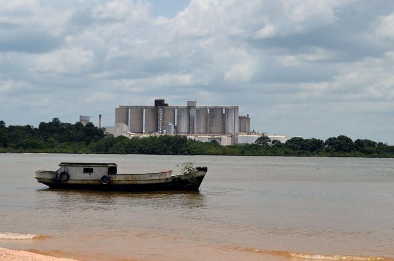 A pesca foi interrompida devido a contaminação da água pelo óleo do navio. Ao fundo, o complexo industrial da empresa Ymeris, que em 2007 também provou grande dano ambiental a Barcarena. Foto: Acervo IEB/ Lucas Filho