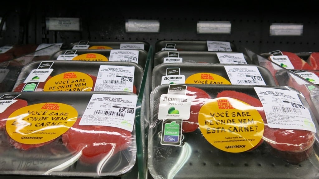 Para marcar o lançamento da campanha “Carne ao molho madeira”, que mostra como os supermercados estão ajudando a devastar a Amazônia, o Greenpeace realizou uma ação em uma loja do Pão de Açúcar. A ação busca conscientizar os consumidores sobre a relação entre o desmatamento, a pecuária e a carne que chega à sua mesa. Foto: © Zé Gabriel/Greenpeace