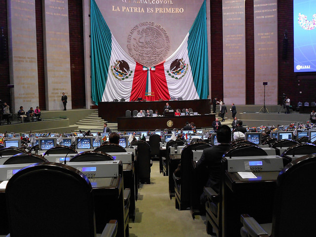 No Congresso do México os legisladores da Frente Parlamentar Contra a Fome lutam para impulsionar leis a favor da segurança e da soberania alimentar no país, para tornar realidade “o direito à alimentação nutritiva, suficiente e de qualidade” que a Constituição consagrou em 2011. Foto: Emilio Godoy/IPS