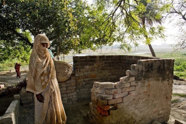 Mulher dalit junto ao banheiro de uma casa de casta alta, na localidade indiana de Mainpuri, onde ocorreram atos de violência contra quem tentava abandonar a profissão de “coletoras manuais” de fezes. Foto:  Shai Venkatraman/IPS