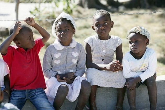 Meninas e meninos em um acampamento para refugiados no Centro Esportivo Carrefour, em Porto Príncipe, no Haiti. Foto: Stuart Ramson/Insider Images for UN Foundation