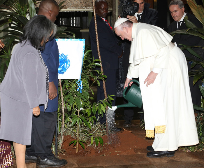 Papa plantou uma árvore simbolizando seu compromisso com o meio ambiente, no Escritório das Nações Unidas em Nairóbi (UNON). Foto: PNUMA