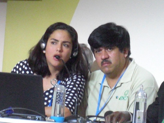 Luis Martínez, representante da Coordenadoria Latino-Americana e do Caribe de Pequenos Produtores e Trabalhadores de Comércio Justo (Clac), fala por meio de uma intérprete na COP 21. Foto: A. D. McKenzie