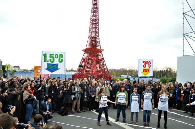 Segundo o Acordo de Paris, o mundo deve buscar um aumento da temperatura de 1,5 grau Celsius, uma adição recente da sociedade civil. Esta ação da tarde do dia 10 defendeu essa meta. Foto: Diego Arguedas Ortiz/IPS