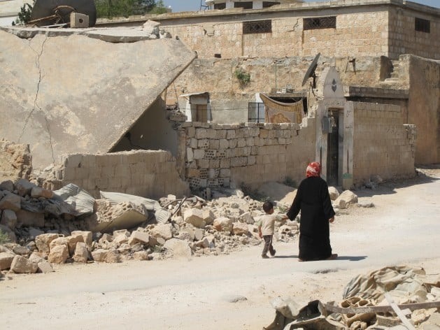 Uma mãe e seu filho perto de Ma'arat Al-Numan, uma área rebelde da Síria. Foto: Shelly Kittleson/IPS