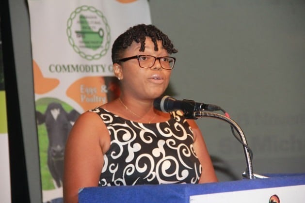 Krystal Cox é uma médica de 32 anos que decidiu se dedicar à fazenda familiar em Santa Lucía. Ela foi testemunha de primeira mão dos efeitos da mudança climática na agricultura, da qual não se fala muito e que requer mais recursos. Foto: Desmond Brown/IPS