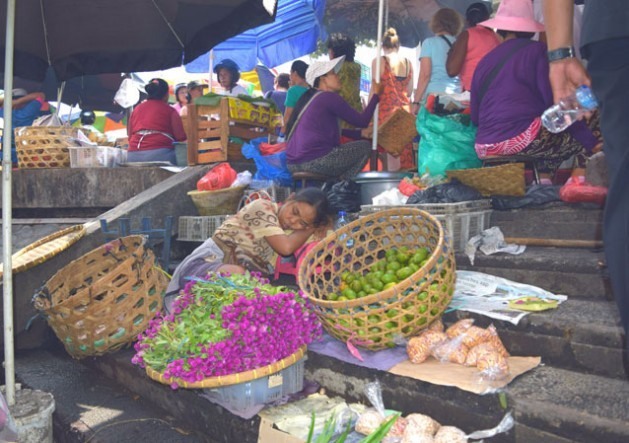 Vendedora dorme nas escadarias do maior mercado tradicional de Bali, Pasar Badung. A maioria não tem tempo para cuidar de sua saúde nem de seu bem-estar. Foto: Stella Paul/IPS 