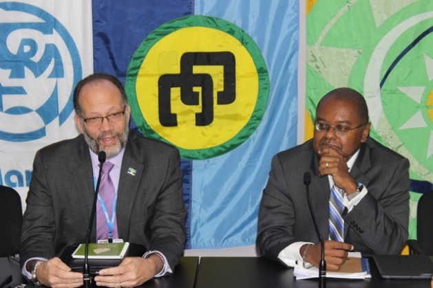 O secretário-geral da Comunidade do Caribe (Caricom), Irwin LaRocque (esquerda), e o ministro de Ambiente e Desenvolvimento Sustentável de Santa Lúcia, Jimmy Fletche.Foto: Desmond Brown/IPS