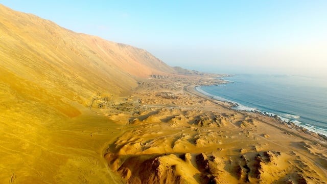 Vista aérea da área onde será implantado o projeto Espelho de Tarapacá, que produzirá 300 megawatts de eletricidade utilizando água do mar e energia solar, em uma inovadora central reversível e de geração contínua, que será instalada no norte do Chile, no deserto de Atacama. Foto: Cortesia da Valhalla Energia