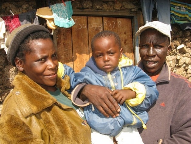 O HIV/aids é uma das principais causas de morte nos países de baixa renda. Na foto, um casal soropositivo com seu filho, no Quênia. Foto: Isaiah Esipisu/IPS