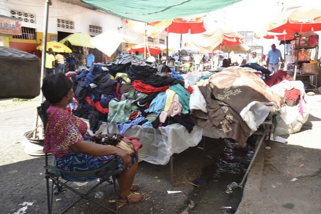 Os vazamentos nas redes hidráulicas urbanas, como esse no mercado Pequeno Haiti, em São Domingos, provocaram perdas de água durante a longa seca na República Dominicana. Foto: Dionny Matos/IPS