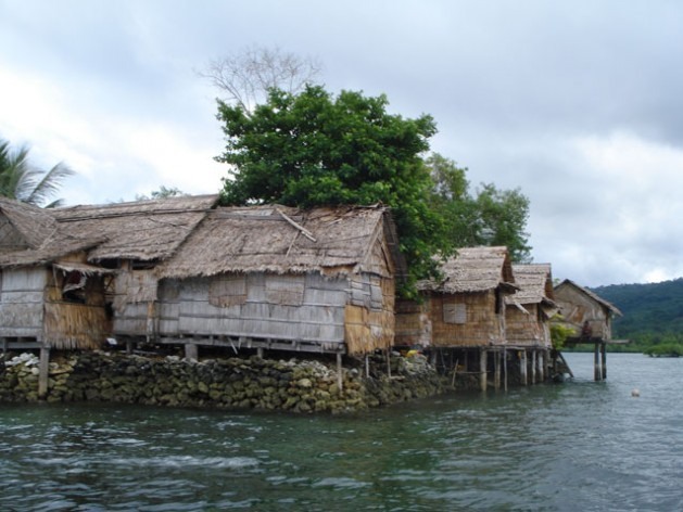 As comunidades costeiras nas Ilhas Salomão, no sudoeste do Oceano Pacífico, já sofrem as consequências da mudança climática com o aumento do nível do mar e tempestades mais fortes. Foto: Catherine Wilson/IPS