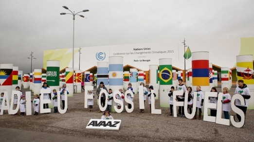 Filhos de membros da Avaaz dão adeus aos combustíveis fósseis em ato durante a COP21, em Paris. Foto: Emma Cassidy | Survival Media Agency - via Tree Alerts