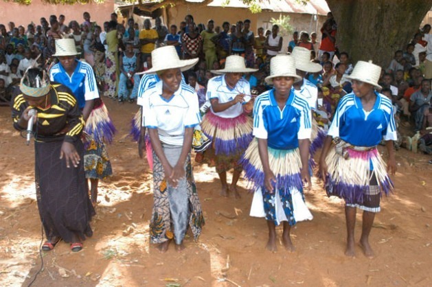 Adolescentes de Shinyanga dançam durante o programa de aprendizado alternativo da Unesco, que procura dotá-las de capacidades para a vida. Foto: KizitoMakoye/IPS