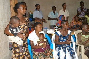 Mães adolescentes com seus filhos participam de um curso de capacitação para dotá-las de habilidades para avida, após abandonarem a escola devido à gravidez precoce. Foto: KizitoMakoye/IPS