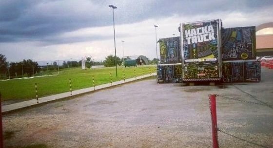 HACKATRUCK: um caminhão com um laboratório tecnológico e digital móvel. Foto: http://www.hackatruck.com.br/