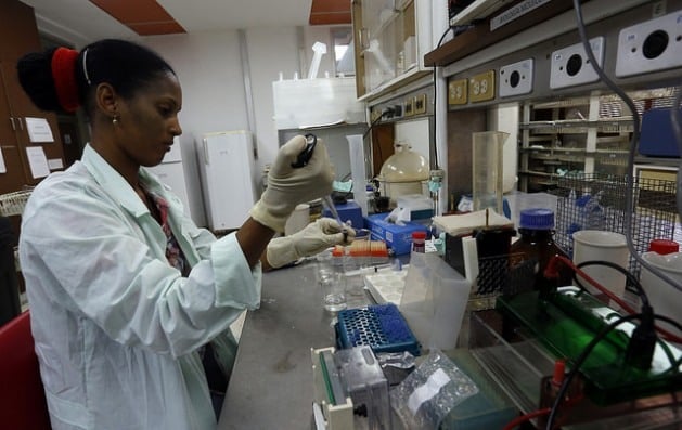 Cientista do Centro de Engenharia Genética e Biotecnologia de Cuba realiza testes de laboratório na sede da instituição na cidade de Camagüey. Foto: Jorge Luis Baños/IPS