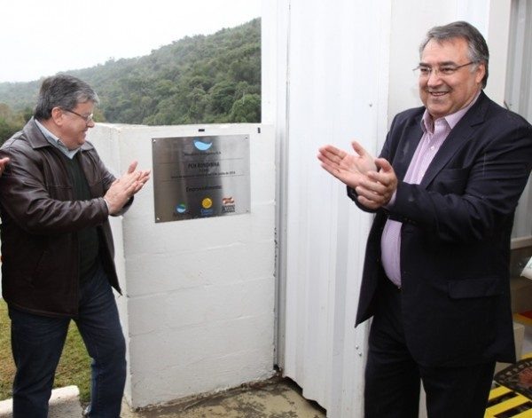 Ênio Branco (à esquerda) e o governador de Santa Catarina, Raimundo Colombo (PSD), na inauguração da Pequena Central Hidrelétrica Rondinha, em junho de 2014. Foto: Celesc