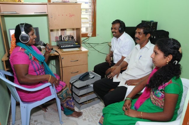 A equipe da Sarathi Jhalak em ação. A emissora é uma das mais de 200 rádios comunitárias em toda Índia. Foto: SarathiJhalak