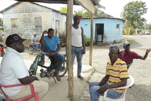 Homens conversando posam para mostrar o povoado, onde predominam as pessoas haitianas e dominicano-haitianas. Foto: Dionny Matos/IPS 