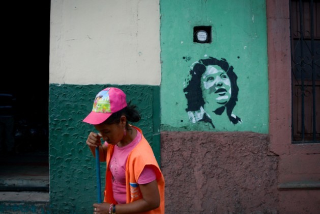 As paredes nas ruas de Tegucigalpa estampam cartazes exigindo justiça para a defensora ambientalista Berta Cáceres, assassinada no dia 3 deste mês em Honduras. Foto: Ximena Natera/Pie de Página