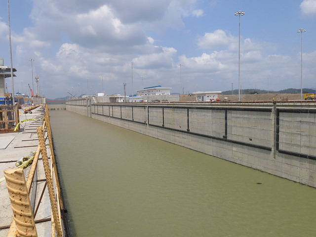 Vista parcial das novas eclusas em Cocolí, no Oceano Pacífico, parte da ampliação do Canal do Panamá. Cada nova eclusa, com 16 comportas rodantes, tem 427 metros de comprimento, 55 de largura e 18,3 de profundidade. A obra permitirá o tráfego, por essa via interoceânica, de navios com capacidade de até 13 mil toneladas, sendo que até agora só podiam passar barcos com até cinco mil toneladas. Foto: IralísFragiel/IPS