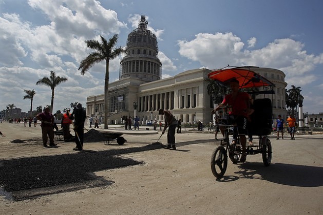  Trabalhadores asfaltam as imediações do edifício Capitólio, no bairro de Havana Velha, por onde passará o presidente dos Estados Unidos, Barack Obama, e sua família, no dia 20, o primeiro de sua visita à capital cubana. A cidade vive uma febril melhora de sua imagem, às vésperas da histórica visita. Foto: Jorge Luis Baños/IPS