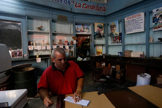 Um funcionário à espera de clientes em uma taberna estatal, que vende produtos racionados, precariamente abastecido, em um bairro de Havana. Este tipo de negócio faz parte de um modelo em revisão em Cuba. Foto: Jorge Luis Baños/IPS