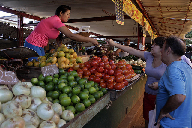  Os mercados de alimentos frescos administrados por empreendedores privados prosperam na capital de Cuba, mas com preços que são inalcançáveis para a renda da maioria das famílias do país. Foto: Jorge Luis Baños/IPS 