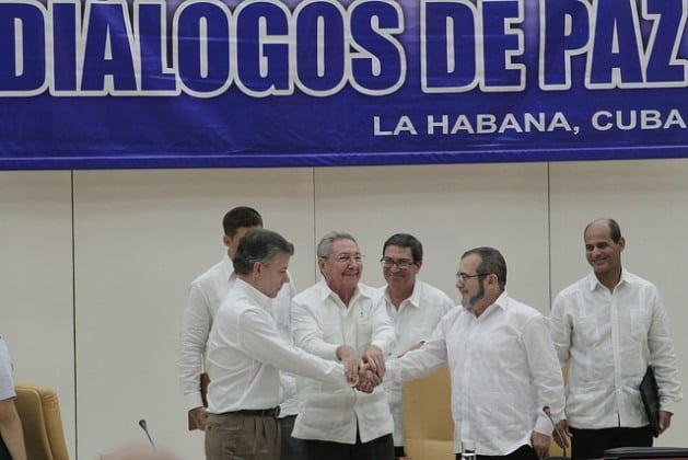  O presidente cubano, Raúl Castro (centro), aperta as mãos do presidente colombiano, Juan Manuel Santos (esquerda) e do líder das Farc, Rodrigo Londoño, no dia 23 de setembro, em Havana. Um histórico momento em que as duas partes pactuaram ter um Acordo Final para a paz na Colômbia no dia 23 de março, um compromisso que não pôde ser cumprido. Foto: Jorge LuisBaños/IPS