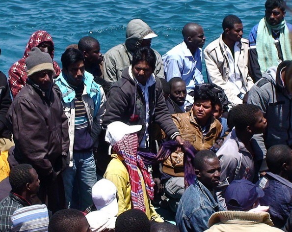 Migrantes em Lampedusa, na Itália. Esta ilha é o primeiro território europeu ao qual chegam as embarcações em sua travessia desde a África. Foto: IlariaVechi/IPS