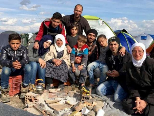 Membros de sete famílias diferentes de refugiados sírios, que antes não se conheciam, chegaram juntos às ilhas gregas e juntos continuam. Foto: T. Karas/Acnur