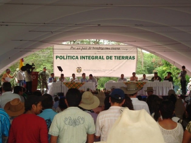 Uma reunião para discutir a restituição de terras na Colômbia aos camponeses vítimas de seu despojo durante o longo conflito armado, uma realidade que as diretrizes voluntárias sobre a governança da posse da terra podem contribuir para solucionar. Foto: Helda Martínez/IPS