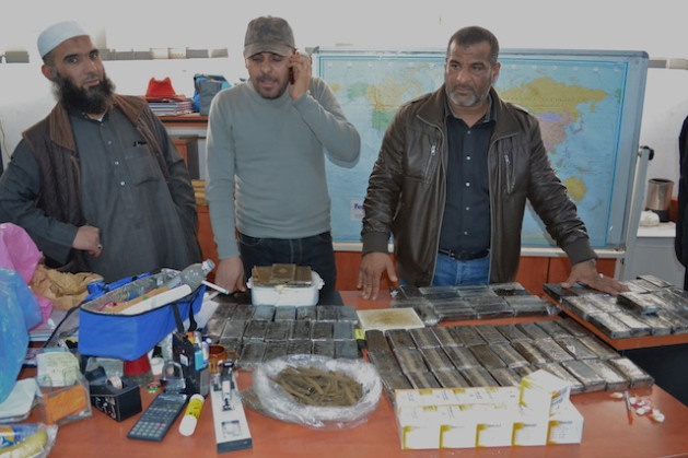  Abdulhakim Belhasi (direita), porta-voz da unidade especial da polícia da Líbia contra o narcotráfico, com dois homens de sua equipe. Foto: Maryline Dumas/IPS