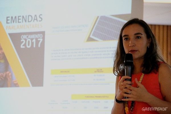 Bárbara Rubim, da campanha de Clima e Energia do Greenpeace Brasil, fala sobre energia solar na Câmara dos Deputados. Foto: © Alan Azevedo / Greenpeace