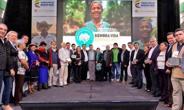 Atores sociais e representantes do governo durante a assinatura de um pacto social e político pela reparação e pela paz da Colômbia, subscrito em 11 de abril, no Dia Nacional da Memória e da Solidariedade com as Vítimas do Conflito. Foto: Uariv