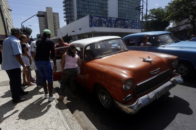 Os cubanos, como esses moradores de Havana, que se dispõem a dividir um veículo particular que funciona como táxi, temem que tenham que suportar novamente as penúrias do chamado período econômicoespecial, devido à nova crise que afeta Cuba e obrigou o governo a adotar um programa de austeridade. Foto: Jorge LuisBaños/IPS