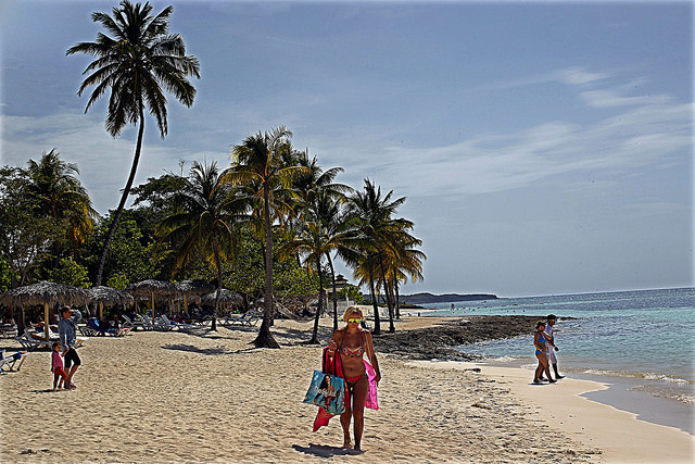  Turistas em uma praia do polo turístico de Guardalavaca, na província de Holguín. As divisas provenientes do turismo são um dos instrumentos com que Havana conta para atenuar os efeitos da economia nacional. Foto: Jorge LuisBaños/IPS 