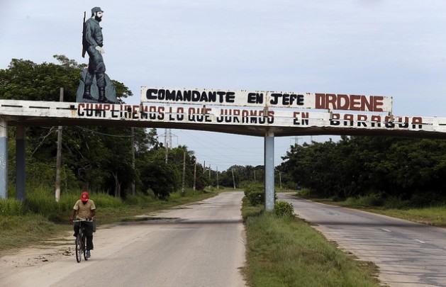 Um emocionado Fidel Castro é cumprimentado por seu irmão, o presidente Raúl Castro, após sua intervenção, com ares de despedida, no encerramento do VII Congresso do Partido Comunista de Cuba, no dia19 de abril, em Havana. Foto: Ismael Francisco/Cubadebate