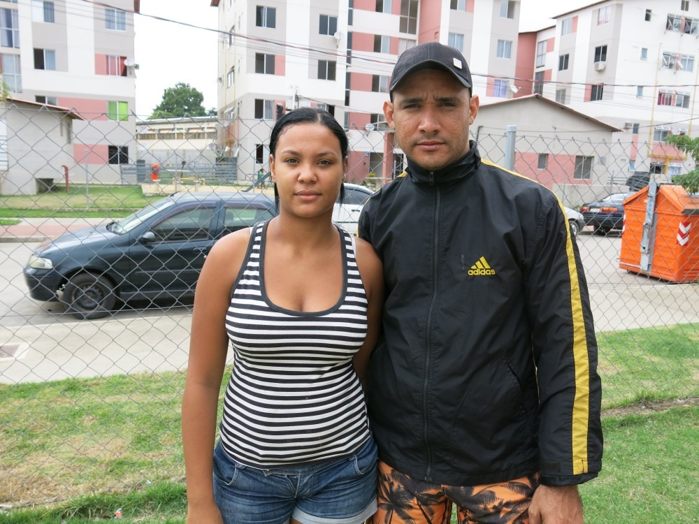 Isabela Santos e o marido, Gilmário Antônio, enfrentam clima de incertezas no condomínio Colônia Juliano Moreira. Foto: Beth McLouglhin/Agência Pública